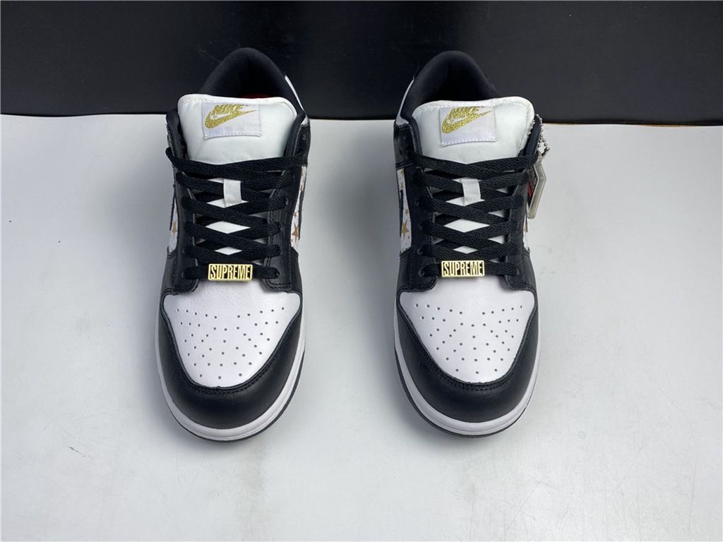 Svp*me x Nike SB Dunk Low DH3228-102